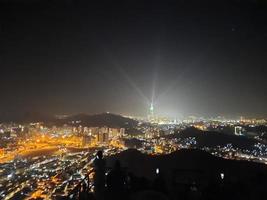 schöne aussicht auf den berg jabal al noor in mekka. Die Hira-Höhle befindet sich auf dem Gipfel des Berges Jabal al Noor, wo Besucher aus der ganzen Welt zu Besuch kommen. foto