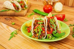 mexikanische Tacos mit Rindfleisch in Tomatensauce foto