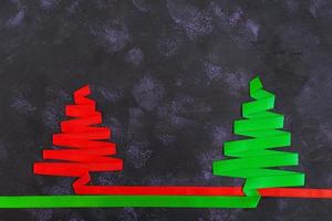Weihnachtsbaum aus Band auf dunklem Hintergrund. foto