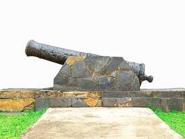 Alte Kanonenrohre werden an Steinplatten befestigt und als Mahnmal ausgestellt. im öffentlichen Park gibt es Gehwege und kleine Rasenflächen. auf weißem hintergrund mit beschneidungspfad ausschneiden foto