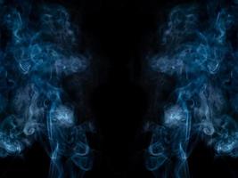 weißer Rauch, abstrakt auf schwarzem Hintergrund foto