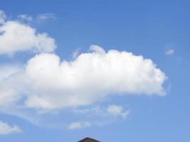 weiße Wolken und Himmel foto