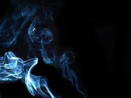 weißer Rauch, abstrakt auf schwarzem Hintergrund foto