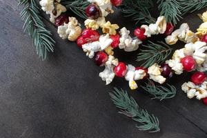 weihnachtsgirlande aus roten preiselbeeren und popcornkernen mit kopienraum foto