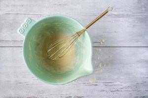 Reste von Kuchenteig in einer hellen Schüssel mit Tropfen flach legen foto