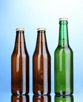 Flaschen Bier auf blauem Hintergrund foto