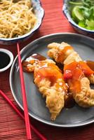 süß-saures Hühnchen nach asiatischer Art foto