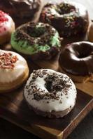 verschiedene hausgemachte Gourmet glasierte Donuts auf einem Hintergrund foto