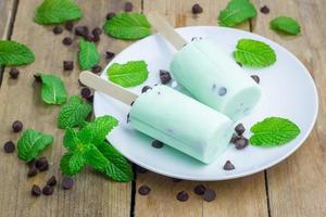 Joghurt-Eis am Stiel mit Minze und Schokoladenstückchen foto