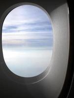 Himmelsblick aus dem Flugzeugfenster foto