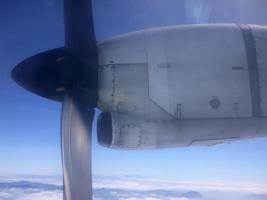 fliegender Motor Twin Propellerflugzeug Twin Turboprop fliegt in den Himmel foto