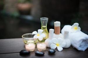 Thai-Spa-Massagekugeln und Salz-Spa-Objekte foto