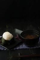 Reisbällchen Onigiri und Miso Suppe foto