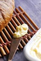 Stück Butter mit Brot auf dem Tisch foto