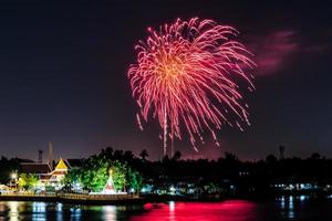 feuerwerk auf dem fluss im dunklen himmel foto