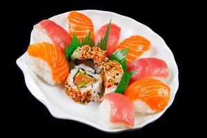 traditionelles japanisches Essen mit frischem Sushi