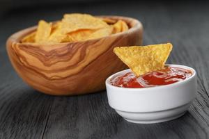 Tortillachips in Olivenholzschale mit Tomatensauce
