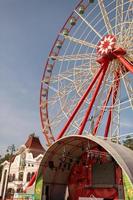 Rundes Riesenrad dreht sich schnell am bunten Tag foto