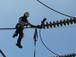 Elektriker, der Wartungsarbeiten durchführt foto