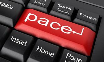 Pace-Wort auf roter Tastaturtaste foto