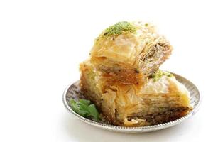 türkisch-arabisches Dessert-Baklava mit Honig und Nüssen foto