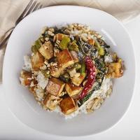 Tofu mit chinesischem Brokkoli und Reis foto