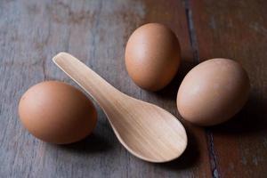 Ei auf Holzhintergründen foto