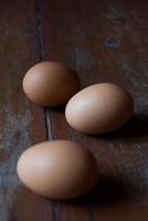 Ei auf Holzhintergründen foto