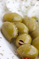 Oliven mit Büffelmozzarella im Hintergrund verschwommen