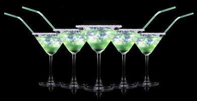 Cocktail-Smoothie mit Kiwi-Scheiben auf Schwarz foto
