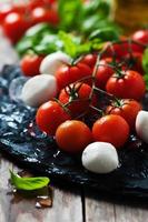 frische Tomaten, Mozzarella und grünes Basilikum foto