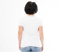 Rückansicht - Frau im weißen T-Shirt isoliert Mock-up, Kopierraum, leeres T-Shirt. Mädchen im T-Shirt. foto