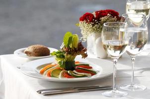 Caprese-Salat mit Tomaten, Mozzarella und Basilikum.