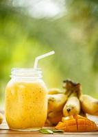Smoothies Mango und Banane in einem Glas foto