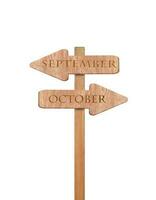 Holzzeichen Alphabet September und Oktober isoliert auf weißem Hintergrund. Objekt mit Beschneidungspfad. foto