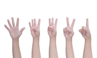 Kinderhand, die ein bis fünf Finger zeigt, zählen einzeln auf weißem Hintergrund, mit Beschneidungspfad. foto