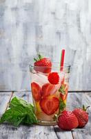 Sommergetränk Erdbeermojito mit Minze foto
