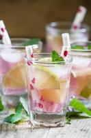 rosa Cocktail mit Limette und Minze