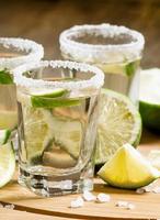 silberner mexikanischer Tequila mit Limette und Salz