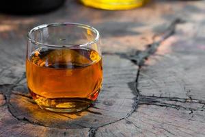 goldbrauner Whisky auf den Felsen in einem Glas foto