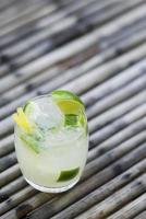 Caipirinha Rum und Limette brasilianisches Cocktailgetränk foto
