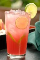 erfrischender kalter rosa Cocktail foto