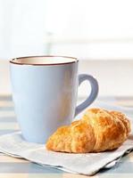 Croissant und Teetasse foto