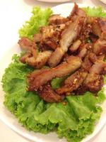 verschlossen würziges gegrilltes Schweinefleisch, thailändisches Essen foto