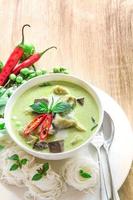 grüne Curry cremige Kokosmilch mit Huhn, beliebtes thailändisches Essen foto