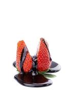 geschnittene Erdbeere mit geschmolzener Schokolade foto