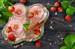 Erdbeer-Smoothie auf einem Holztisch