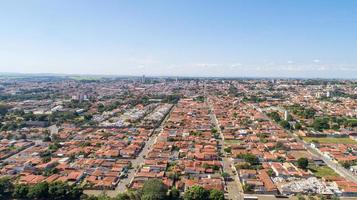 sao paulo, brasilien, mai 2019 - luftaufnahme der stadt pirassununga foto