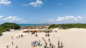 Rio Grande do Norte, Brasilien, Mai 2019 - Buggys aufgereiht am Strand foto