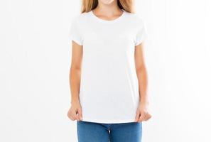 weibliches tragendes weißes T-Shirt lokalisiert auf whitebackground, mit Ausschnittspfad, um Hintergrund zu ändern foto